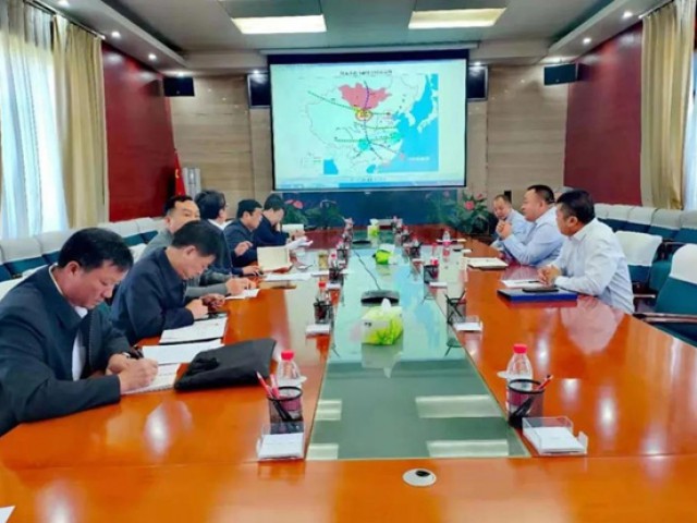 阿拉善萬創(chuàng)礦業(yè)關(guān)于投資建設(shè)烏力吉口岸-中衛(wèi)鐵路線及配套“一園四區(qū)”項目交流會正式召開