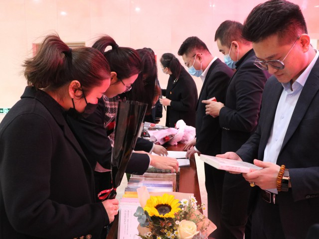 花漾女神節(jié) 書香能致遠(yuǎn) | 萬創(chuàng)集團(tuán)開展“三·八”國際勞動?jì)D女節(jié)活動